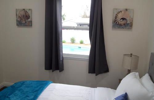 Cozy 3BR Home With Pool, Yard, Garage, and 80 inch TV! - Foto 22