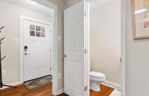 Classy Old Town Getaway 3-BR in Perfect Location - Foto 26