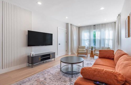 Modern 2BR Apartment with Free Parking in Avondale - Foto 3