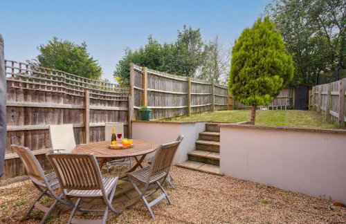 Loughton House - Central Location - Driveway Parking, Self-Check-In, Garden, Super-Fast Wifi and Smart TVs by Yoko Property - Foto 28