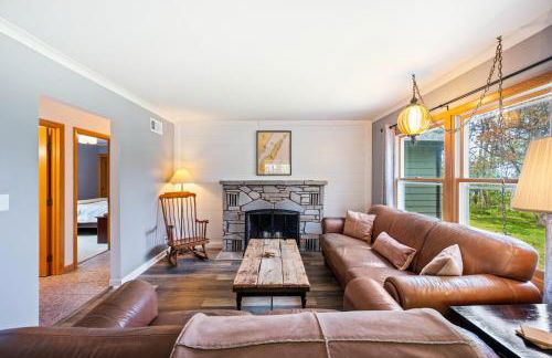 Yorita Manor - Lake Front Getaway! Dogs, Fire Pit & Deck - Photo 19