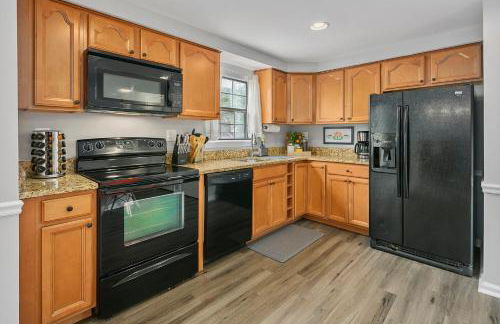 NEW! Large 3-story townhome Private, Self checkin, Pet Friendly! - Foto 2