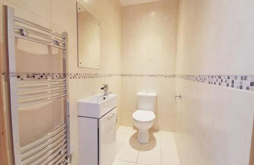 1 Y Bae - Top Floor Apartment - Photo 10