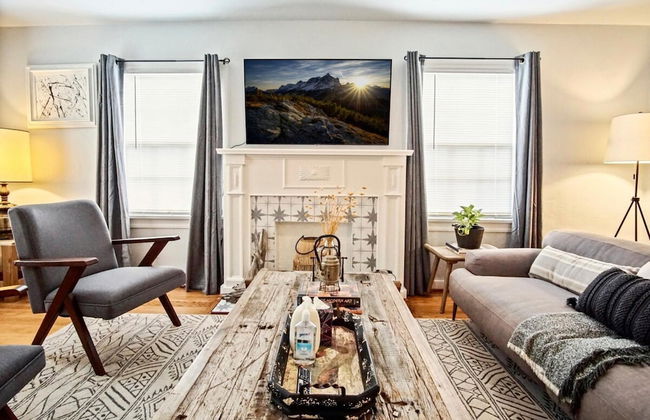 Modern Rustic 3 -bedroom 2 Bathrooms Carport - Photo 1