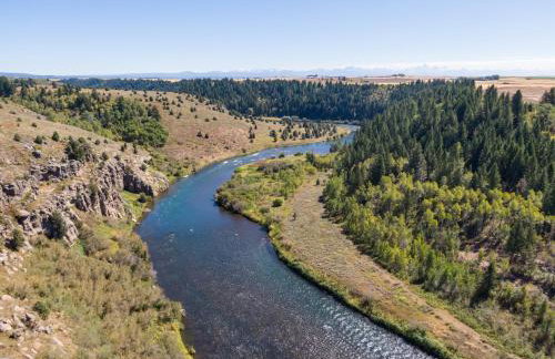 Lindas Perch by KABINO On Bank of Henrys Fork Mtn Views Fishing 6 acres Snake River WIFI - Foto 37