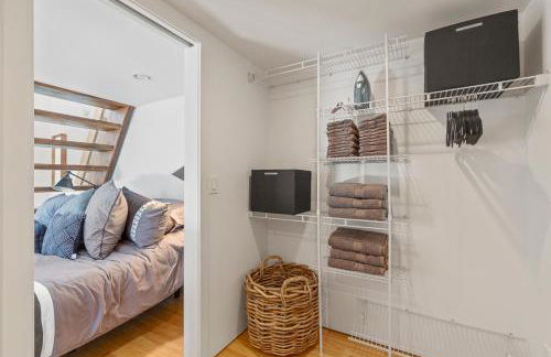 Modern Living w hot tub in Alberta Arts District - Foto 9