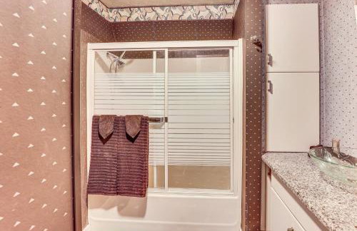 Walk to School House Winery Home with Deck! - Foto 21