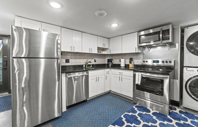 Historic DC Gem Spacious Rowhouse Private Patio - Photo 36