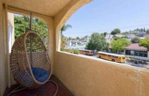 Charming 2BR Condo with Onsite Parking Included - Foto 35