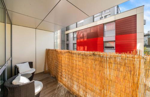 Riverside 1BR with Easy Transport 20min to City Centre - Photo 16