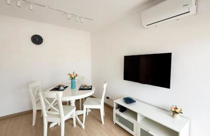 109 - Beachside Renovated 1BR apt 5 min from Beach - Photo 8