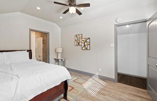 Spacious 4BR w Fenced Yard - Foto 10