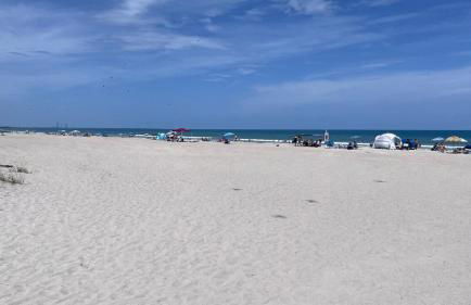 Two Story Pool home - walk to beach - Foto 27