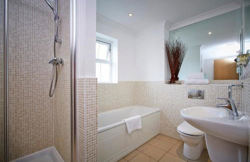 2 bed 2 bath at Jago Crt in Newbury - FREE parking with no height restrictions - Foto 8