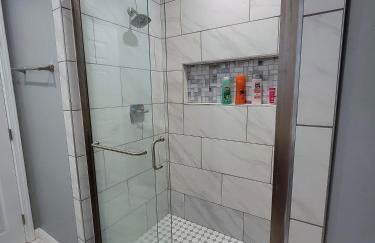 Spacious 3 bedroom unit with backyard and parking just 10 minutes from Rodeo Dr and attractions! - Photo 26