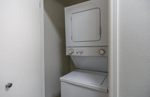 Stylish King 1BR 8 Min to Downtown Pool Gym & Parking 04 - Foto 16