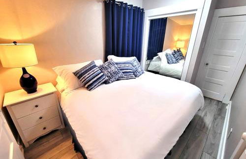 Beautiful Guesthouse, Sleeps 4 - Kitchen, Private Laundry, AC, Parking, 65' TV, Close to Stores, Restaurants & Beach - Foto 3
