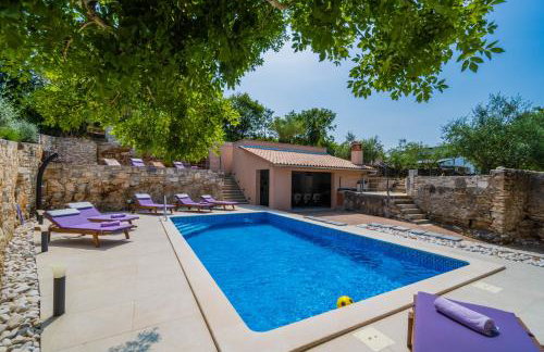 LUXURY VILLA ON SPACIOUS PRIVATE PROPERTY - Photo 53