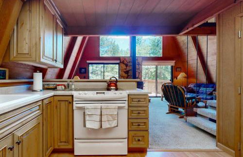 Sierra Nevada Hideaway Cabin with Deck, Mtn Views - Foto 6