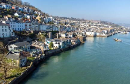 Riverside Apartment with Stunning Views & Patio - Foto 37