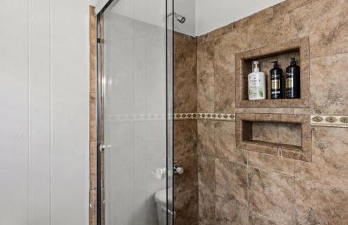 M Street Double Top Floor of a Historic Triplex Sleeps 12 Walk to Beach - Foto 17