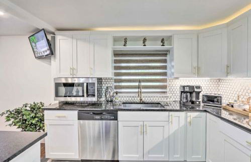 Upscale Waterbury Retreat with Indoor Hot Tub! - Foto 10