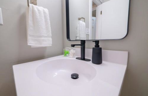 The Orange Lounge - 8 min to KU & Mass - Photo 29