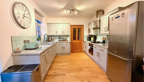 Private All-Weather Hot Tub House, Fire Pit, Free Parking, Near City Centre, Freeman Hospital, Great Transport Links - Photo 5, stove, dishwasher, pet friendly, minibar