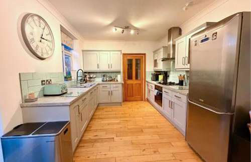 Private All-Weather Hot Tub House, Fire Pit, Free Parking, Near City Centre, Freeman Hospital, Great Transport Links - Foto 5