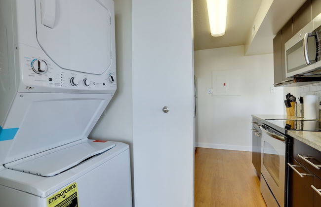 Gorgeous Apt with Rooftop City View - Photo 34