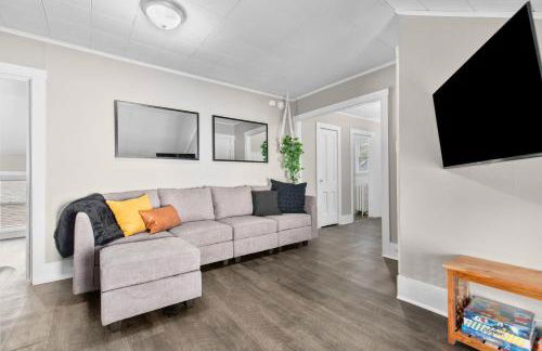 Roomy Central Hub, Games, Fire Pit & Downtown Fun - Foto 38