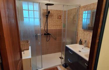 Les Ribas villa groupe, de 4 a 14 personnes, maison familiale, séjour nature, calme, Provence, Plaine des Maures, proche mer, Verdon, randonnée, terrain arboré, jeux enfants, pétanque, ping-pong, cuisine équipée, grande capacité, vacances en groupe - Foto 38
