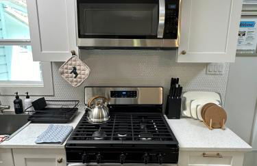 The Blue House- Backyard, grill, pets welcome - Foto 24