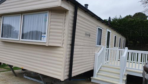 Cozy 3 bedroom Caravan, Sleeps 8, at Parkdean Newquay Holiday Park - Foto 4