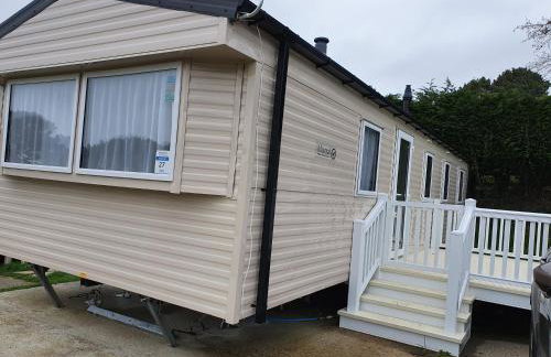 Cozy 3 bedroom Caravan, Sleeps 8, at Parkdean Newquay Holiday Park - Foto 4