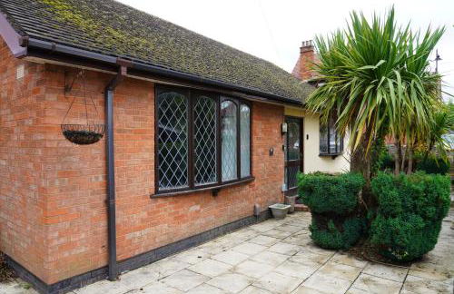 Charming 3 Bed Bungalow Parking & Wifi Business and Leisure by Jesswood Properties - Foto 19