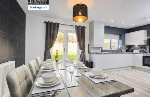 Spacious 4BDR House By Homebird Property Management Short Lets & Serviced Accommodation Leeds With Private Parking & Garden - Foto 12