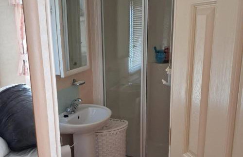 2Bed-Cabin Sleeps 4 WiFi Free Parking Sea Views - Photo 2