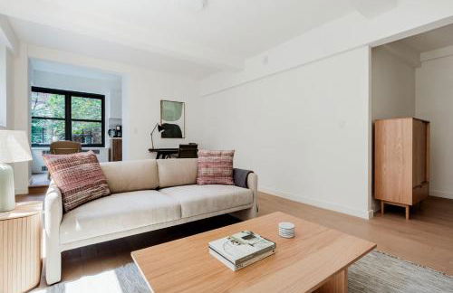 Blueground Midtown E wd doorman nr E River NYC-1527 - Photo 2