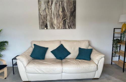 Modern Family Home with Off-Road Parking - Foto 7