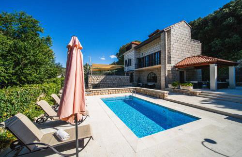 City Beach Villa with Pool and Sea View - Foto 64