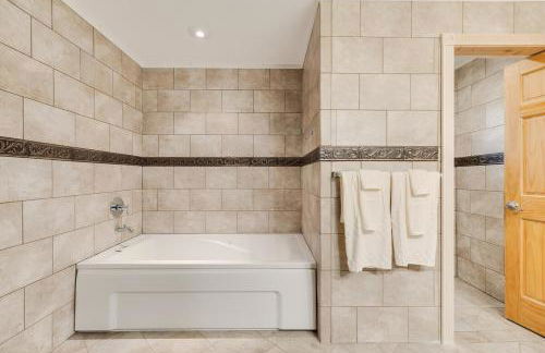 Mansion in the Hills with Pool - Foto 19