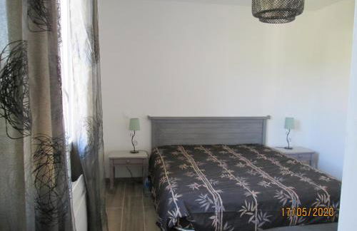 Modern holiday home in Crux-La-Ville with terrace - Foto 2