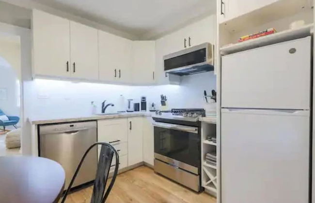 Casa Queen East - Modern 2BR Suite - Photo 8