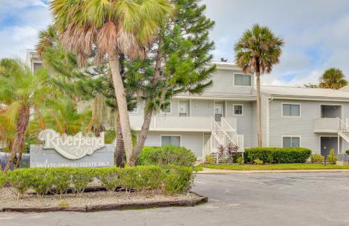 Riverfront Weleka Condo with Dock and Pool Access - Foto 11