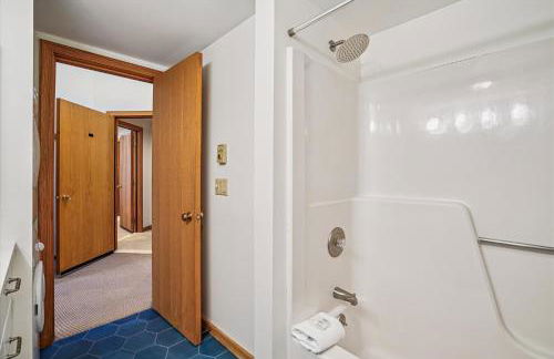 Highridge B20 Spectacular Top Floor Two Bedroom with Loft Condo with Scenic Views and Sports Center - Foto 35