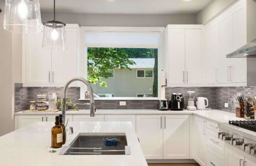 Modern Kirkland 4BR Family Oasis Kids Paradise - Photo 24