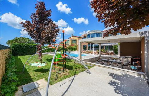 Five-Bedroom Holiday Home In Zminj - Photo 18