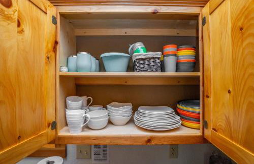 Riverfront Little Red Cabin, Hot Tub, World-class Trout Fishing, Views & Boat Access - Photo 8