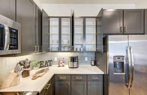 Lux Modern Art Apartment Near Eateries and Theater by RGS - Foto 3